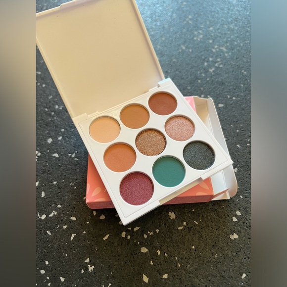 CHICA BEAUTY | FIESTA Palette - Mini 9-Shade Eyeshdow Palette - Picture 10 of 10